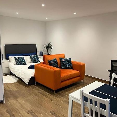 Cosy Detached Annexe With Free Off Street Parking Apartment มิลตันคีนส์ ภายนอก รูปภาพ