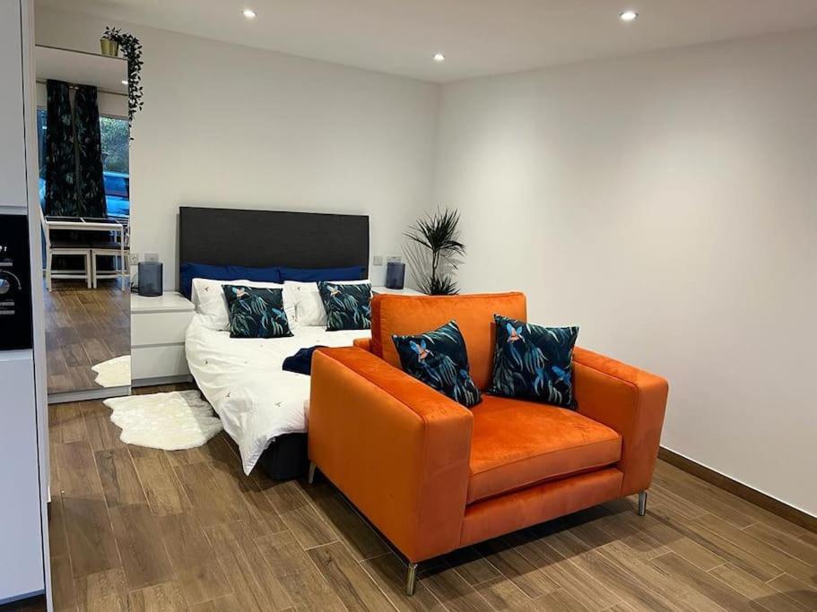 Cosy Detached Annexe With Free Off Street Parking Apartment มิลตันคีนส์ ภายนอก รูปภาพ