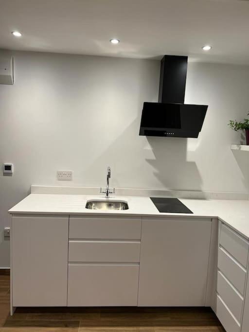 Cosy Detached Annexe With Free Off Street Parking Apartment มิลตันคีนส์ ภายนอก รูปภาพ